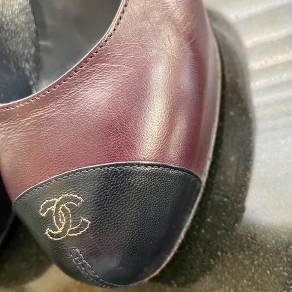 REDUCED Authentic ✨  CHANEL  pumps in aubergine w cap toe logo.  Size 38.5 - Picture 6 of 15